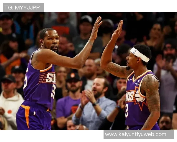 布克强势表现引领球队胜利19投10中斩获31分5篮板3助攻1抢断